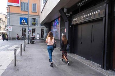 milano denuncia violenza sessuale discoteca hollywood