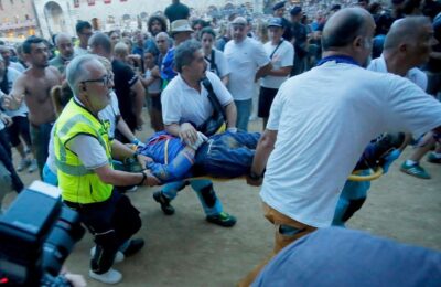 palio siena caduta fantino vincitore video