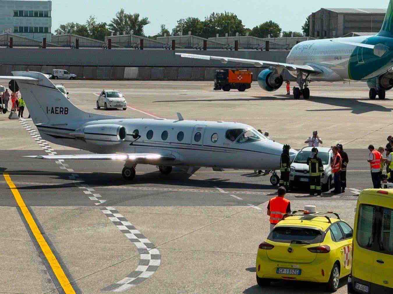 Panda di servizio urta jet privato a Linate, traffico aereo bloccato per 40 minuti