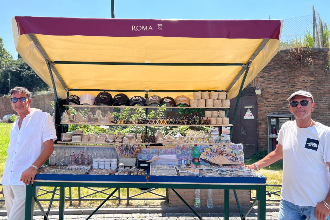 La bancarella di Giacomo e Angelo Sonnino, torna vicino al Colosseo dopo 11 anni