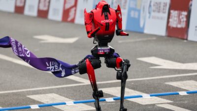 robot lightning record 100 metri bolt video