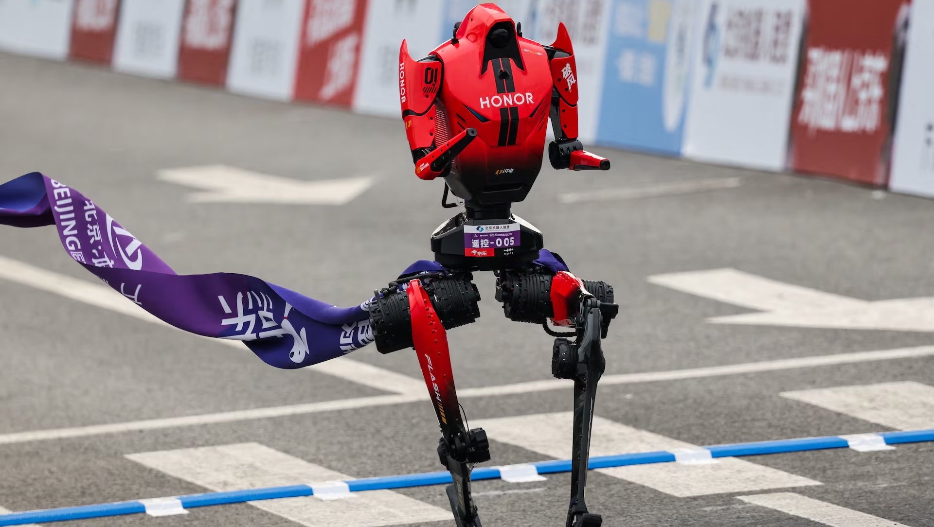 https://static.open.online/wp-content/uploads/2026/08/robot-lightning-record-100-metri-bolt-video.jpg