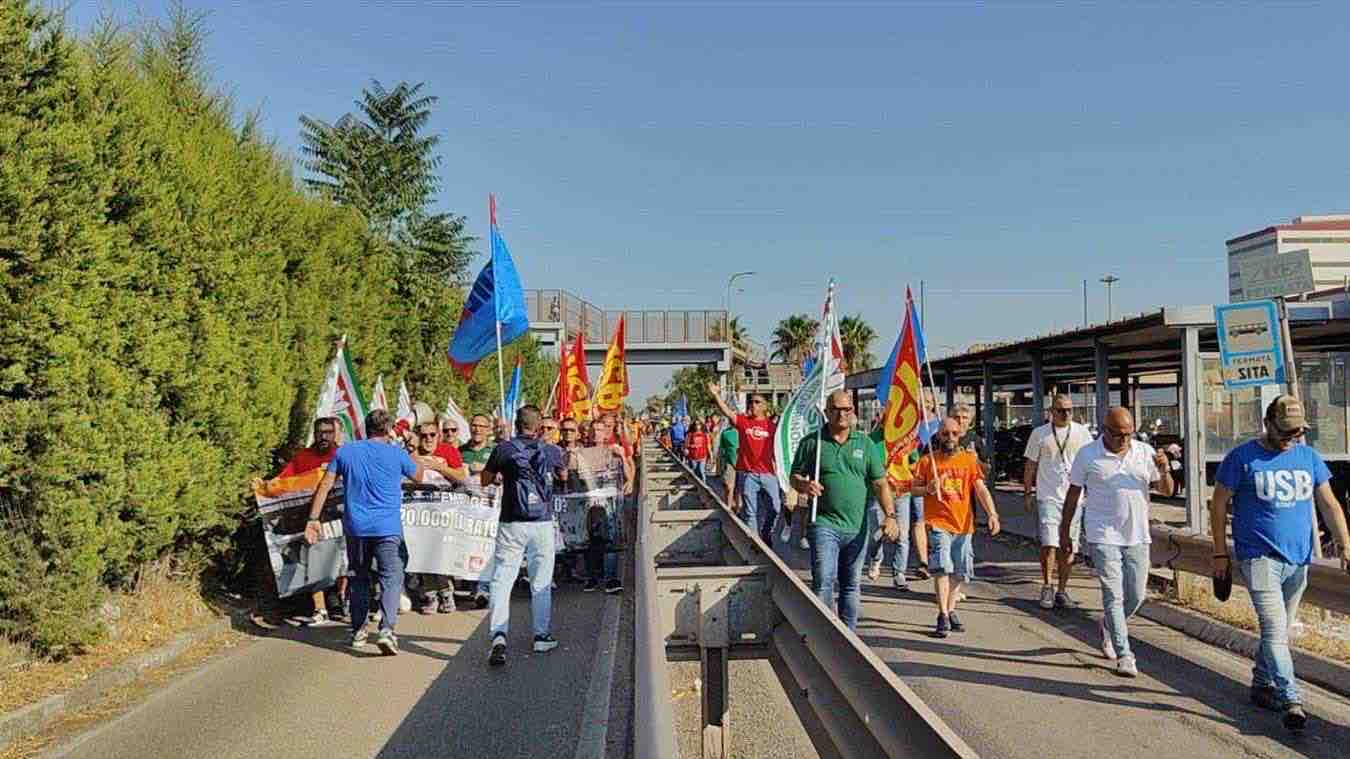 Immagine collegata al feed originale: Gli operai ex Ilva in sciopero: bloccata la statale di Taranto. I sindacati: «Serve un intervento pubblico»