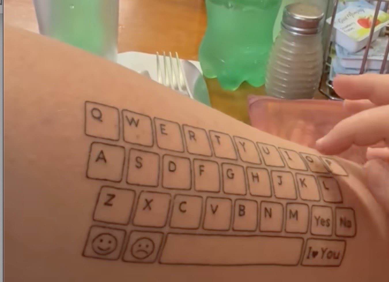 Una mamma si fa tatuare una tastiera sul braccio così che il figlio autistico possa comunicare