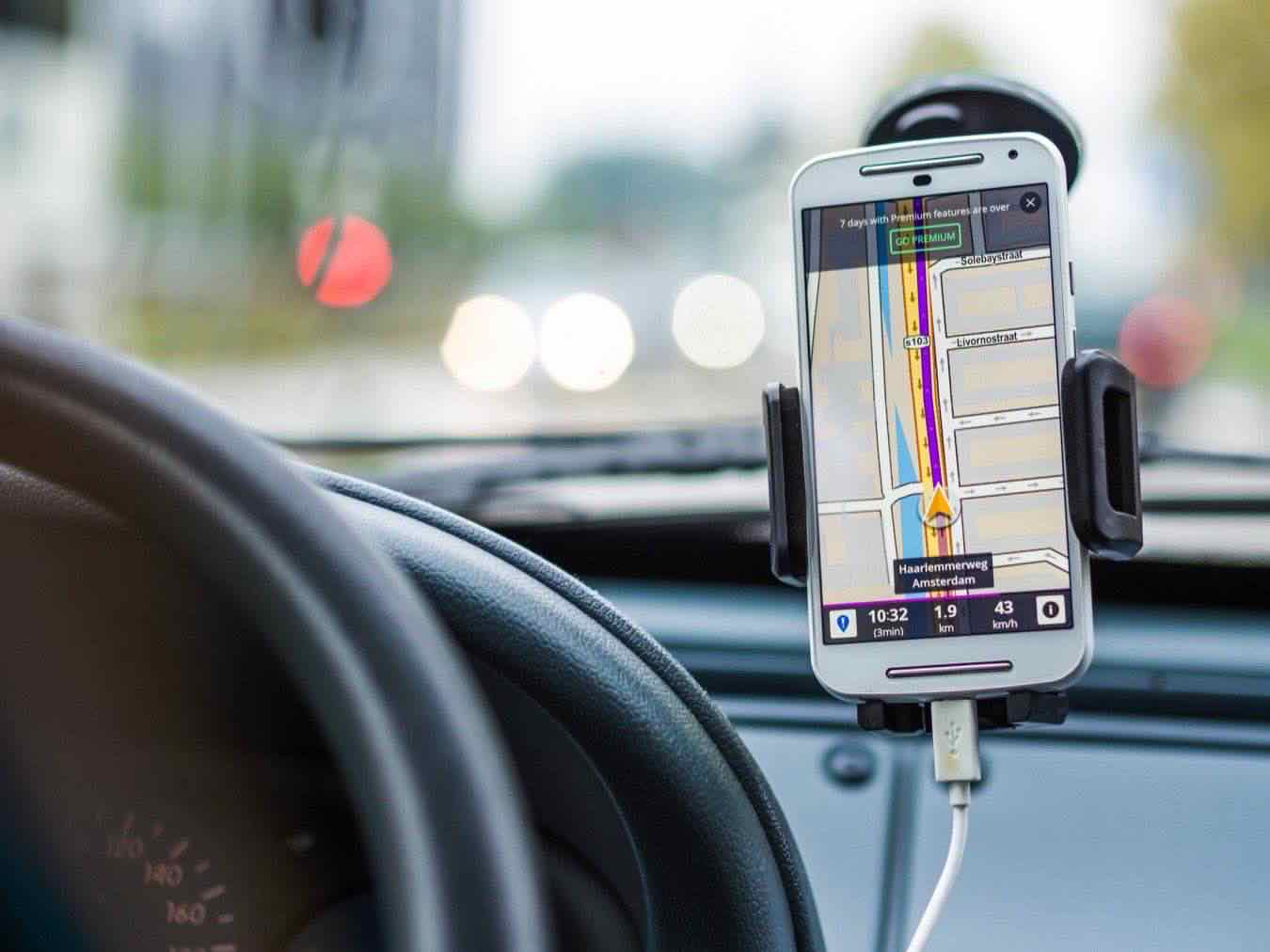 Telefono in auto mentre guida