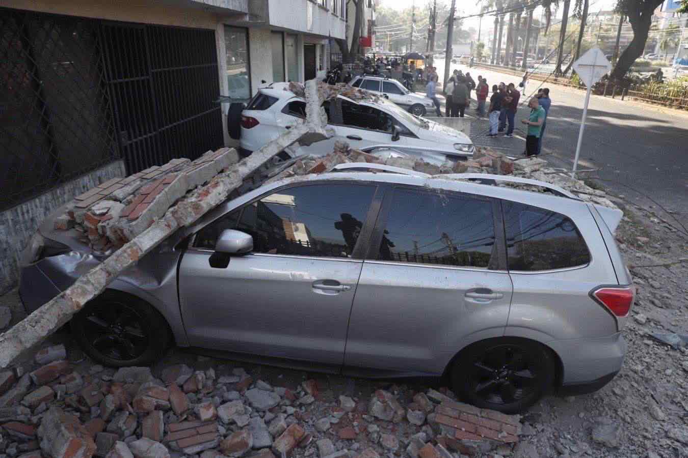 Terremoto di magnitudo 7,4 in Colombia: crolli di edifici, feriti e vittime, bambini sotto le macerie a Cali