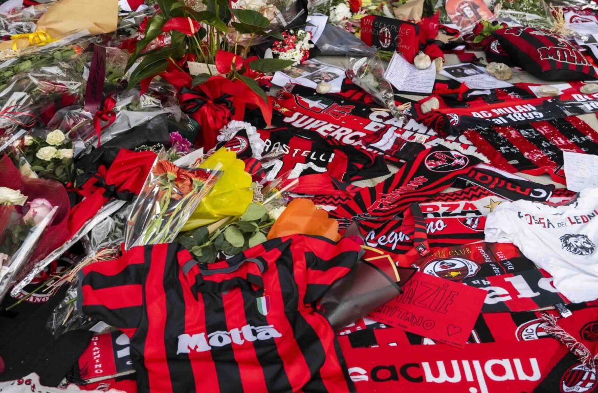 Tifosi omaggiano Franco Baresi davanti la sede di Casa Milan
