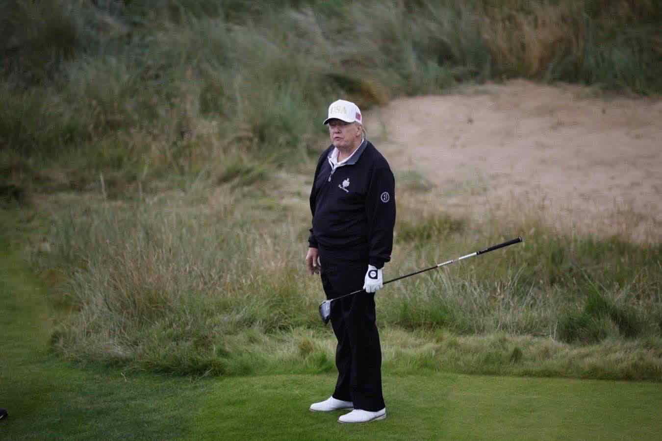 Trump vince a golf, il video del colpo suscita sospetti su abilità e regole