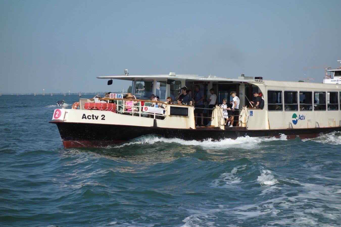 venezia: fidanzati litigano su un vaporetto