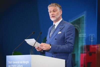Il ministro della Cultura Giuli dagli studi di Cinecittà