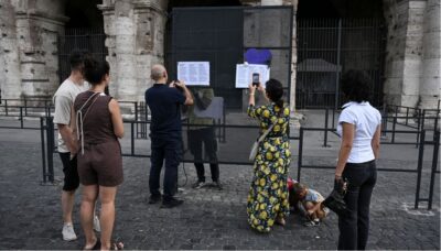Folla davanti alle porte chiuse Colosseo