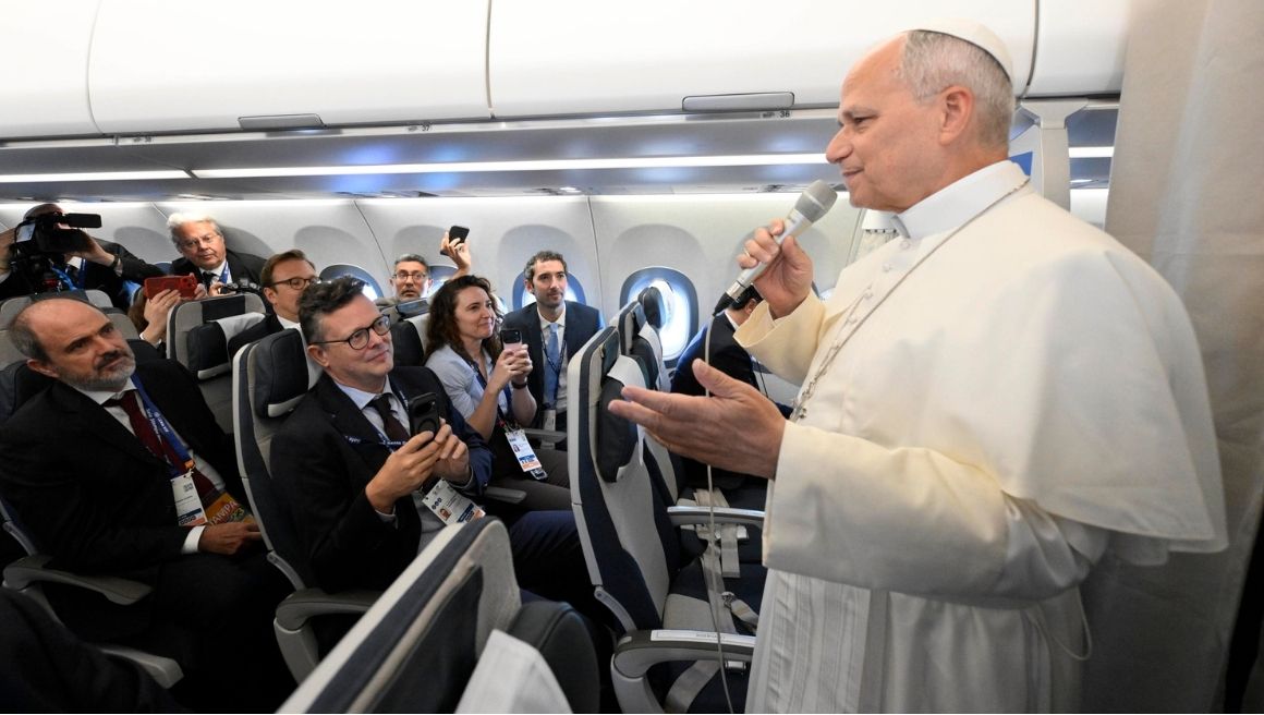 Papa parla ai giornalisti durante il volo da Roma a Parigi venerdì 25 settembre