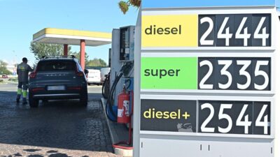 I prezzi del carburante vengono mostrati sul cartello di un distributore
