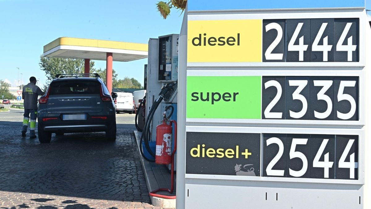 I prezzi del carburante vengono mostrati sul cartello di un distributore
