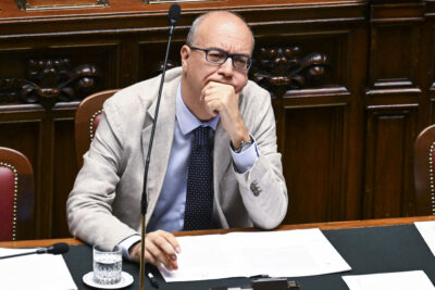 Il ministro Valditara risponde alle polemiche sollevate da petizioni online e sindacati