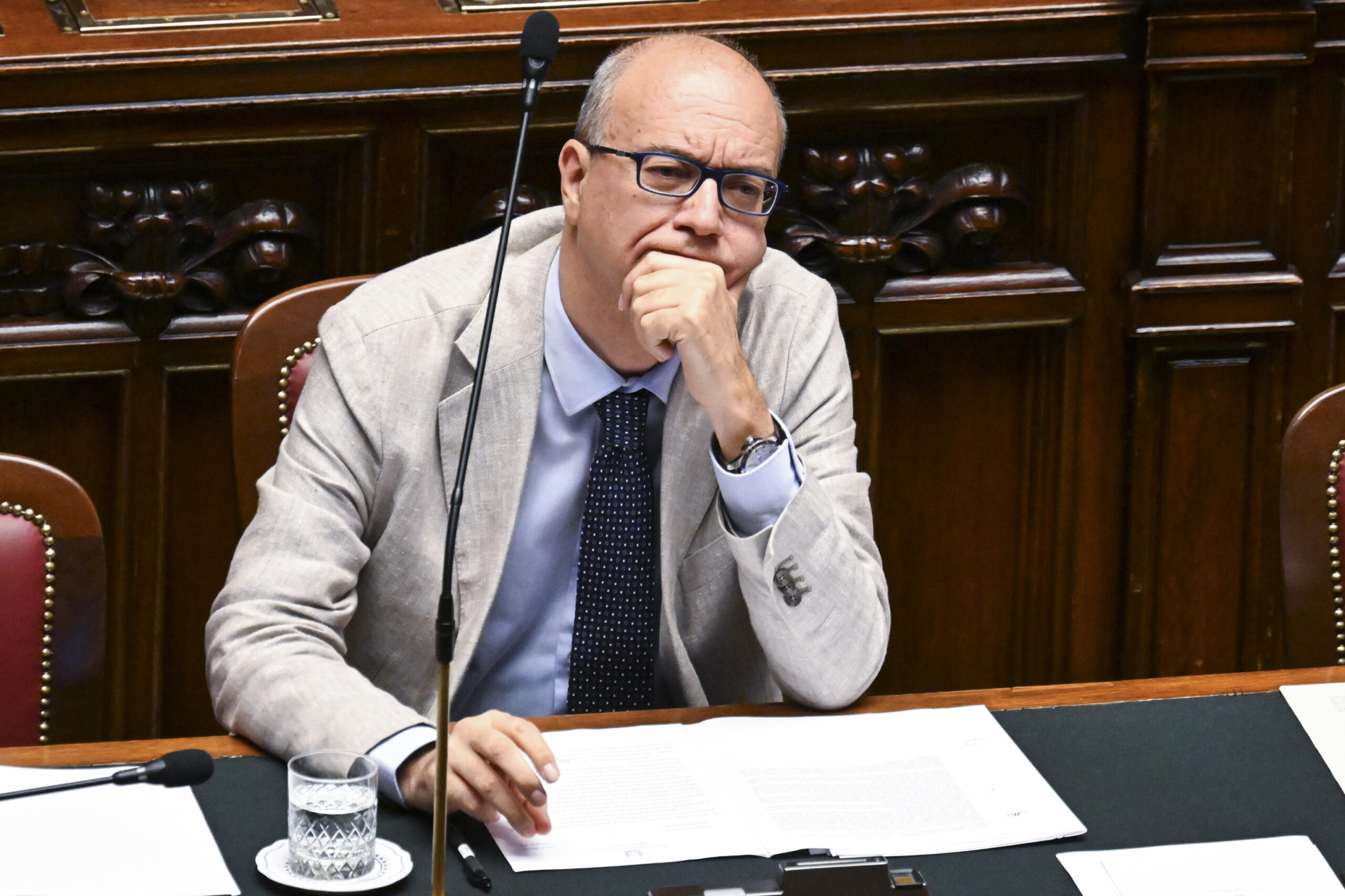 Il ministro Valditara risponde alle polemiche sollevate da petizioni online e sindacati