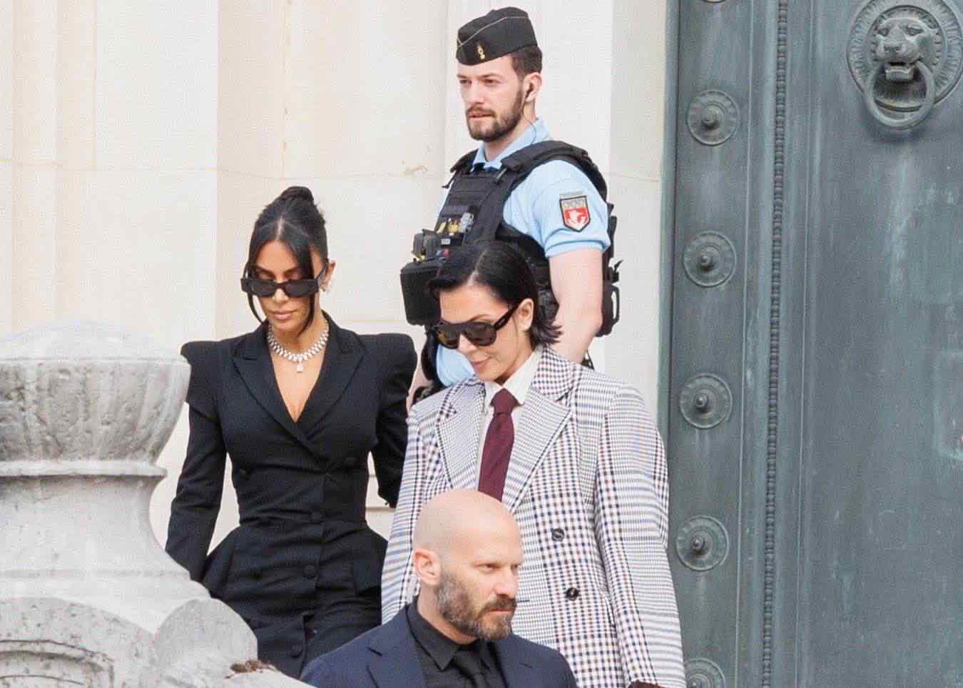 Kim Kardashian testimonia al processo per rapina a Parigi