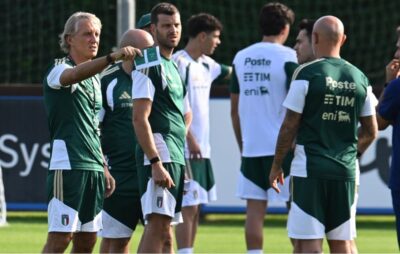 Roberto Mancini e azzurri durante allenamento a Coverciano