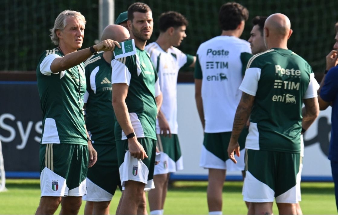 Roberto Mancini e azzurri durante allenamento a Coverciano