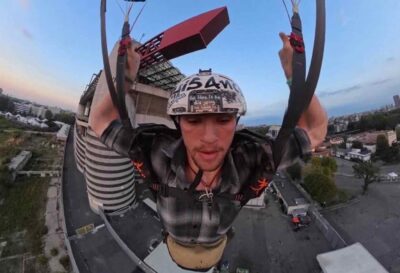 Adam L., base jumper inglese si butta da San Siro