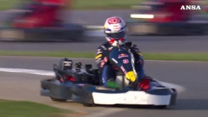Max Verstappen ha sfidato 100 rivali nella gara Red Bull