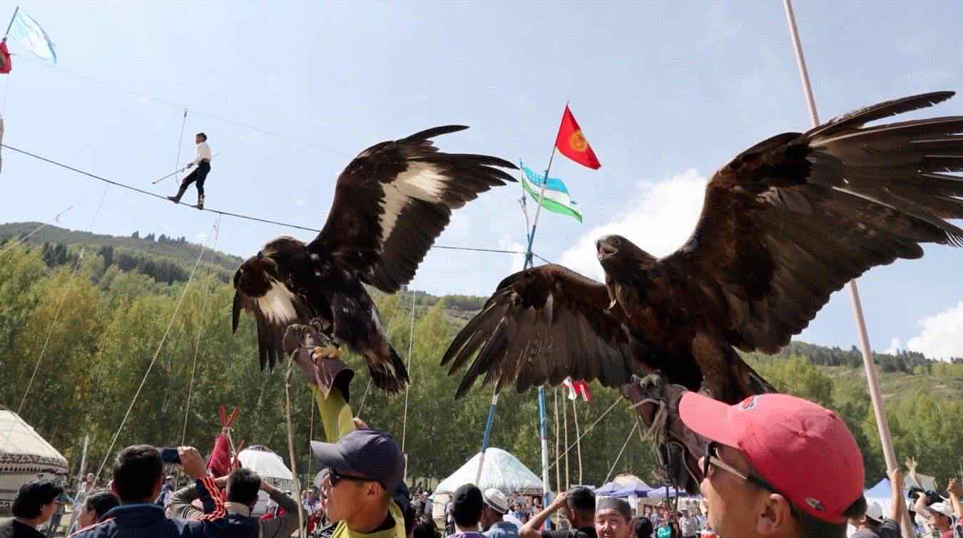Atleti partecipano a sport tradizionali in Kirghizistan durante i World Nomad Games