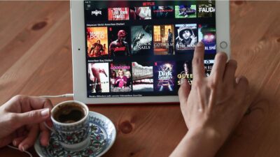 Utente guarda Netflix su un tablet