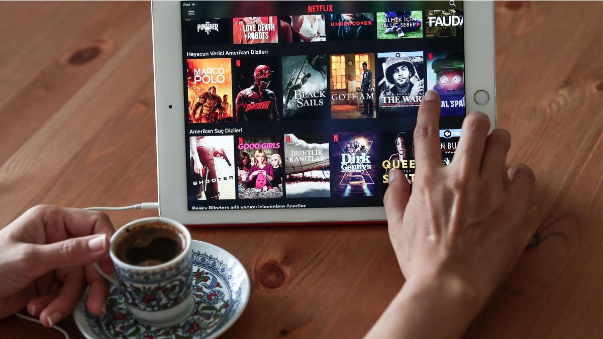 Utente guarda Netflix su un tablet