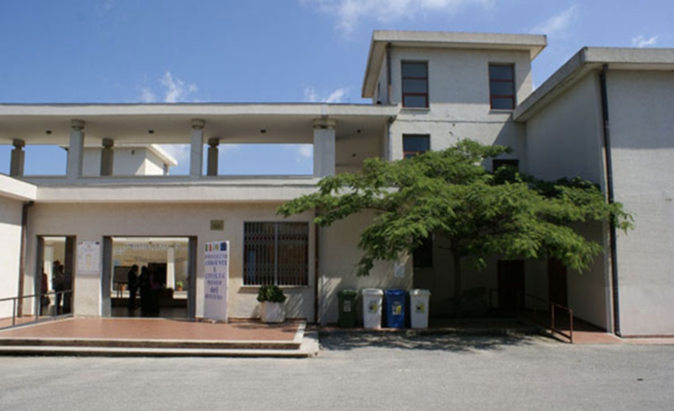 alunno accoltella prof bocciato istituto nicotera constabile lamezia terme