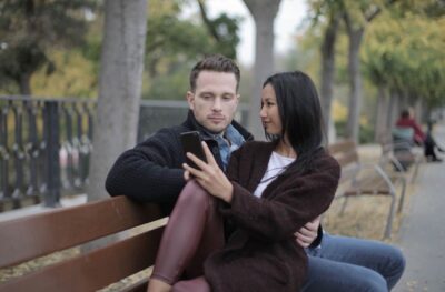 coppia con smartphone