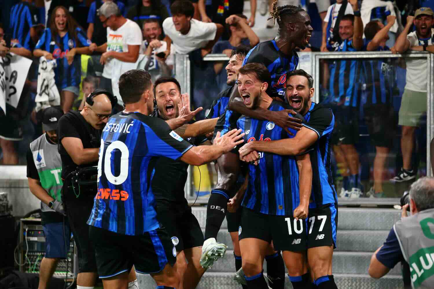 Giocatori in campo durante una partita di Serie A, con arbitri che prendono decisioni senza consultare il Var