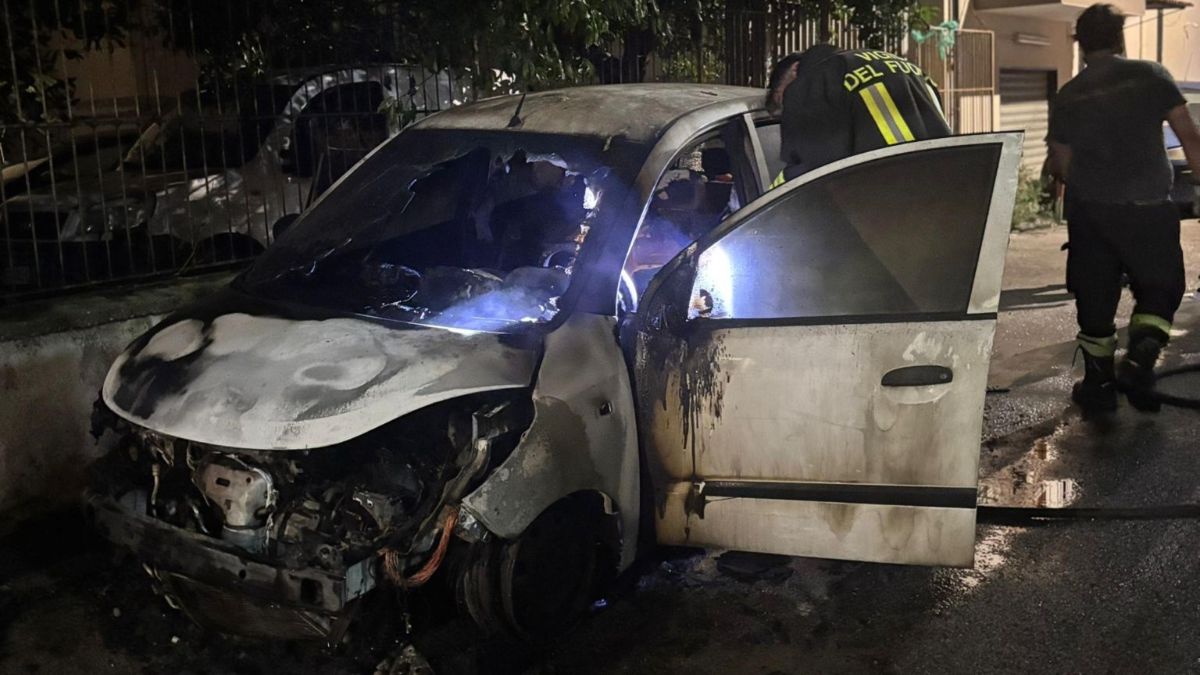 Vettura del 36enne affetto da sclerosi multipla bruciata