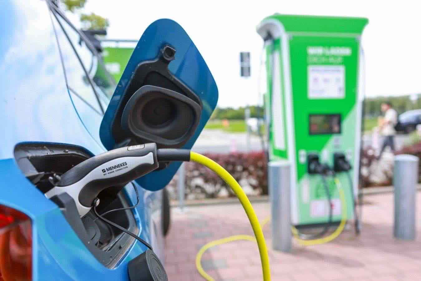 Auto elettriche e ibride in crescita, colonnine di ricarica in evoluzione
