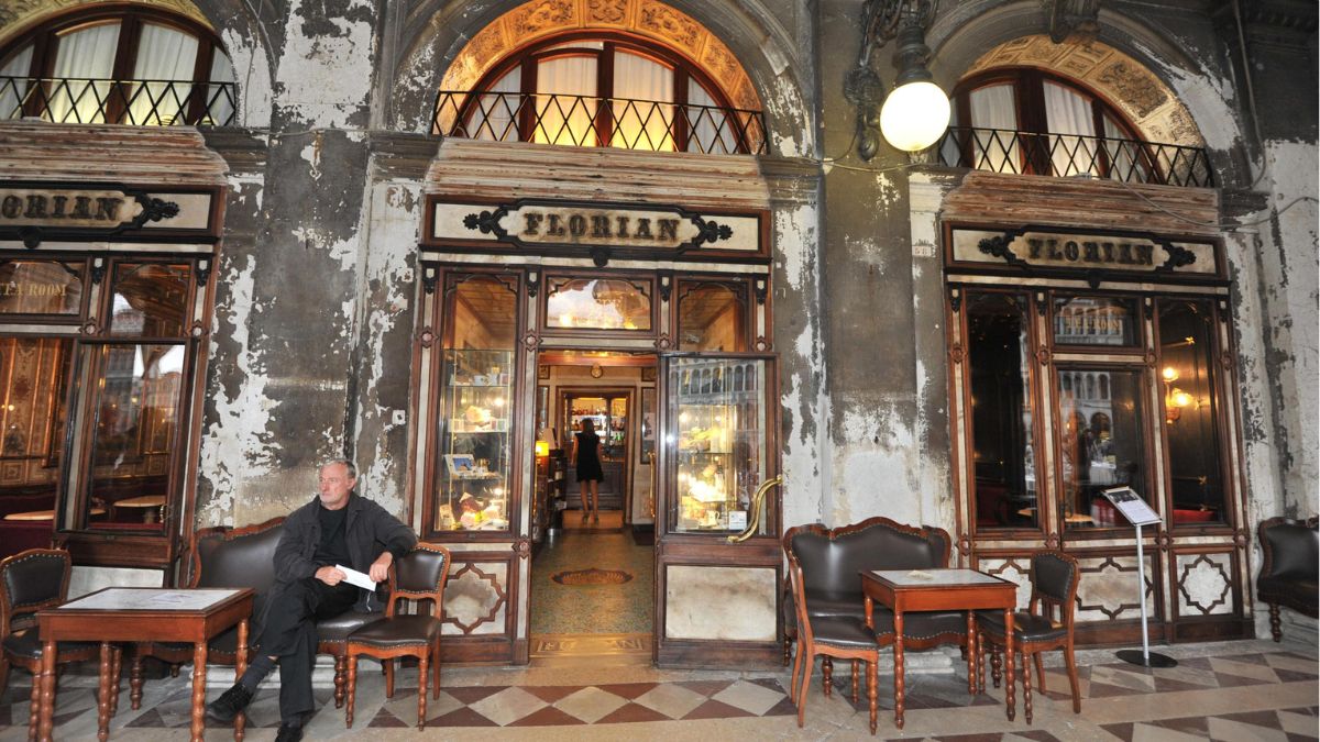 Al Caffè Florian, in piazza San Marco a Venezia, nello scontrino arriva la voce 'Supplemento musica'