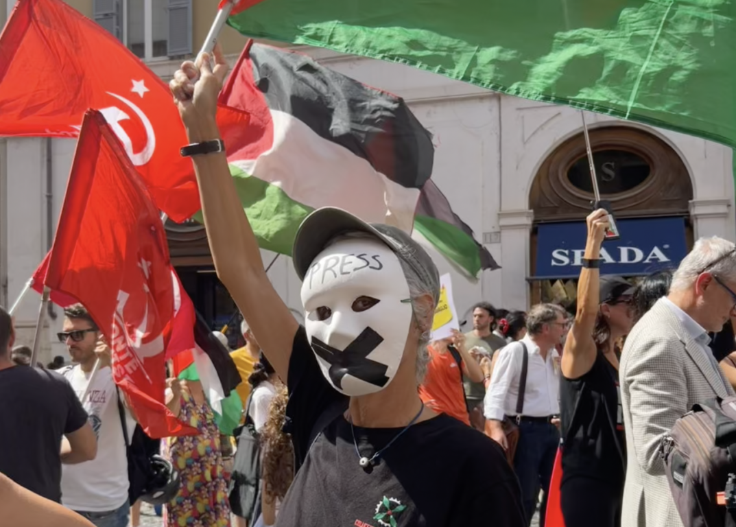 https://static.open.online/wp-content/uploads/2026/09/copertina-protesta-ddl-antisemitismo-1-1073x768.png