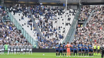 Alcuni tifosi nella curva Sud dello Juventus Stadium hanno deciso di girarsi durante il minuto di silenzio dedicato a mazzola