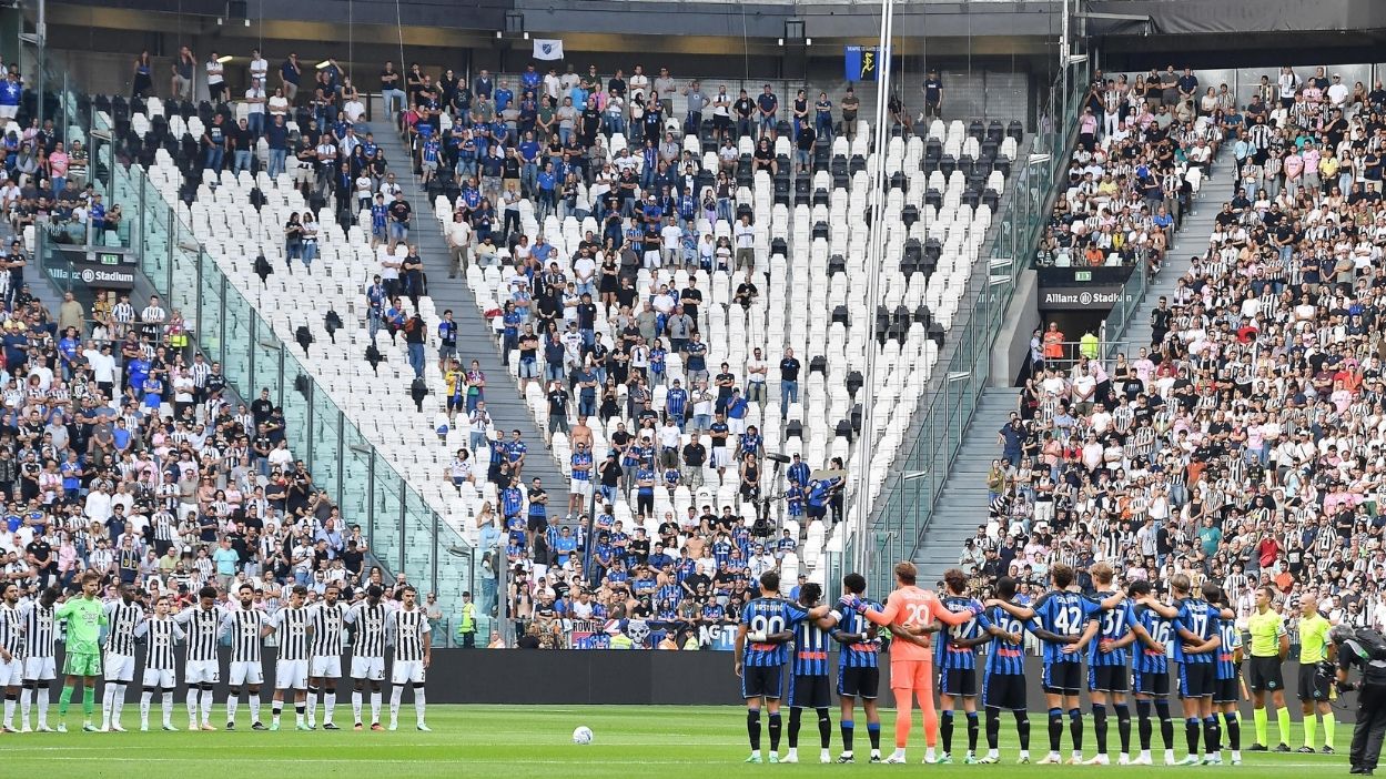 Alcuni tifosi nella curva Sud dello Juventus Stadium hanno deciso di girarsi durante il minuto di silenzio dedicato a mazzola