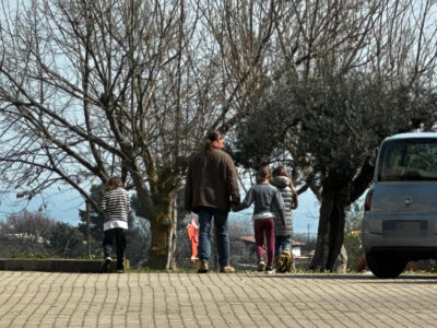 famiglia nel bosco assistente sociale
