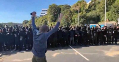 incappucciati-porto-dover-migranti-farage-video