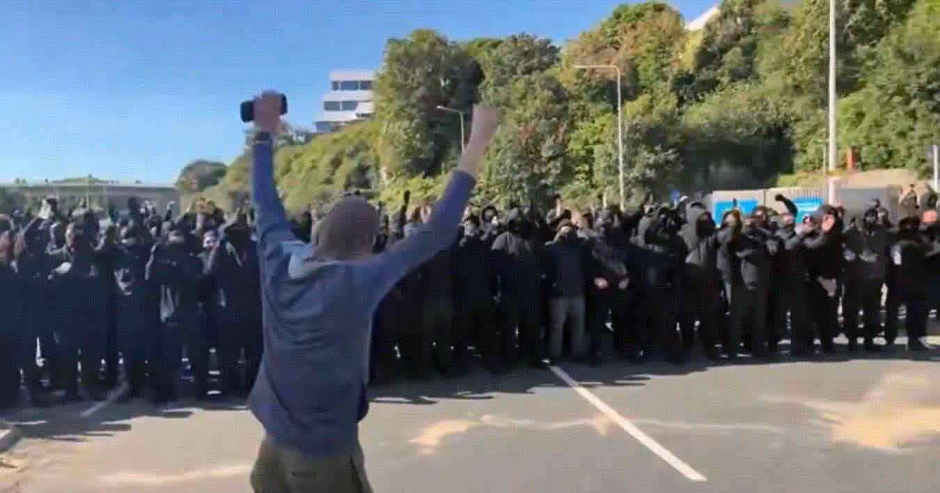 https://static.open.online/wp-content/uploads/2026/09/incappucciati-porto-dover-migranti-farage-video.jpg