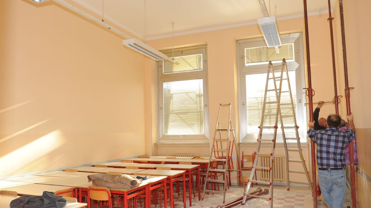 Dopo le precipitazioni, all'Istituto tecnico Pertini di Pordenone, uno studente aveva deciso di fotografare le infiltrazioni dal soffitto della sua aula