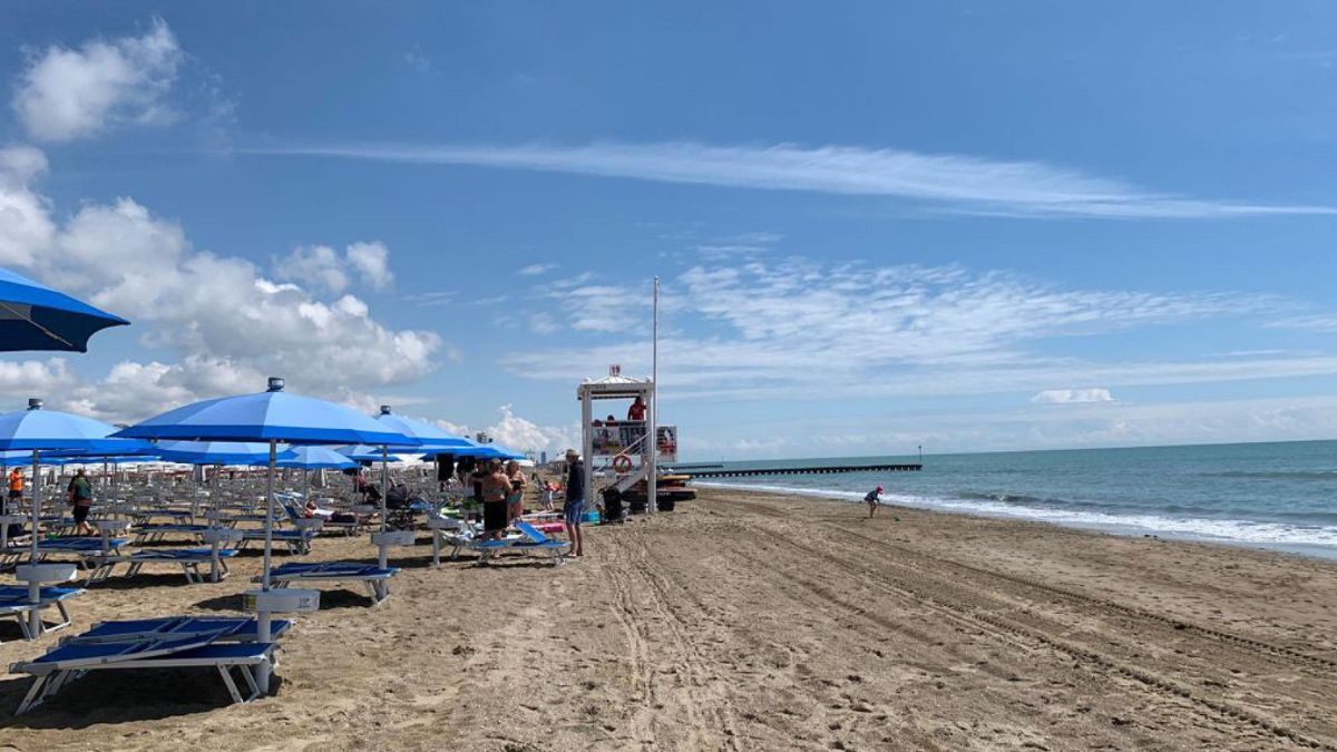 Per due giorni in spiaggia a Jesolo si sentono inni e marce fasciste
