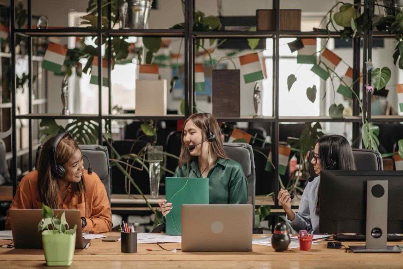 Tre ragazze che lavorano al computer in un uffucio