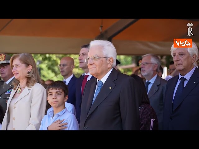 Mattarella a Castelporziano, l’esecuzione dell’inno di Mameli in Lis dal coro delle Mani Bianche – Il video