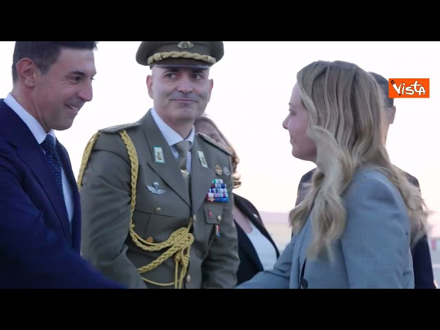 Meloni in visita nella Repubblica Ceca, accolta in aeroporto a Praga con un mazzo di fiori – Il video