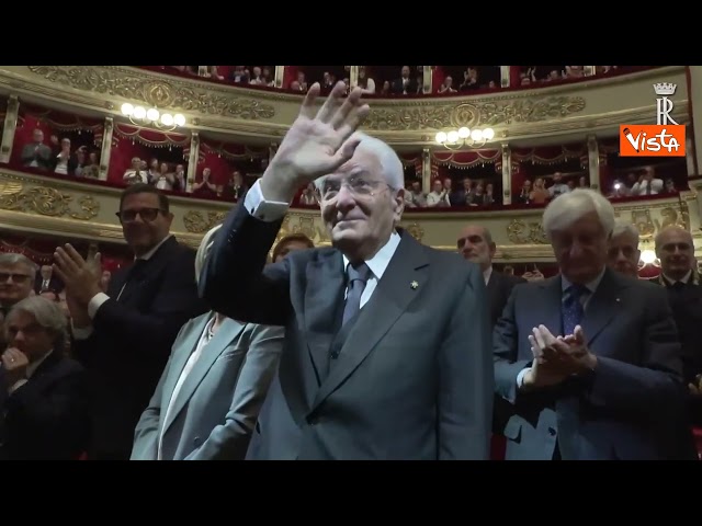 Standing ovation per Mattarella alla cerimonia per 120esimo Cgil alla Scala di Milano – Il video