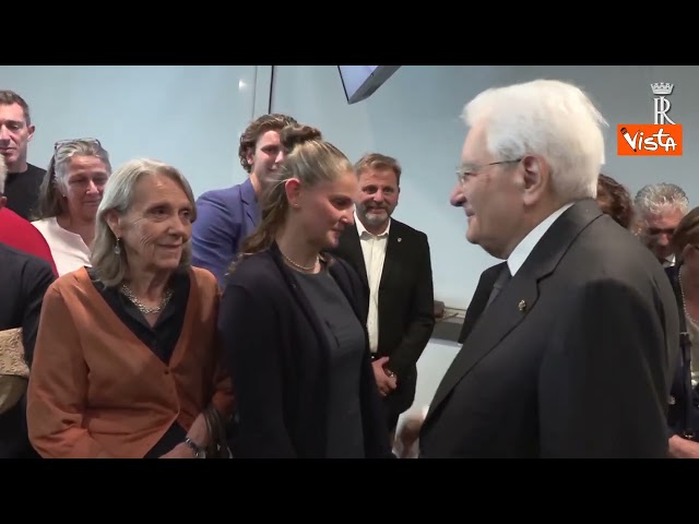 Mattarella a Linate, l'abbraccio con i parenti delle vittime dell'incidente aereo del 2001 – Il video