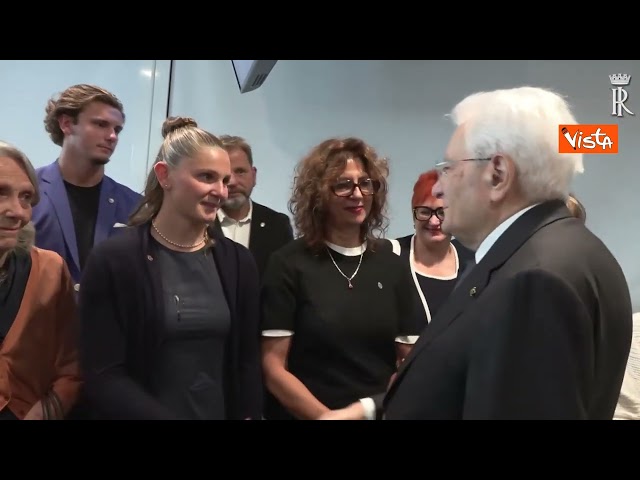 "Grazie per la sua presenza", Mattarella incontra i familiari delle vittime della strage di Linate – Il video
