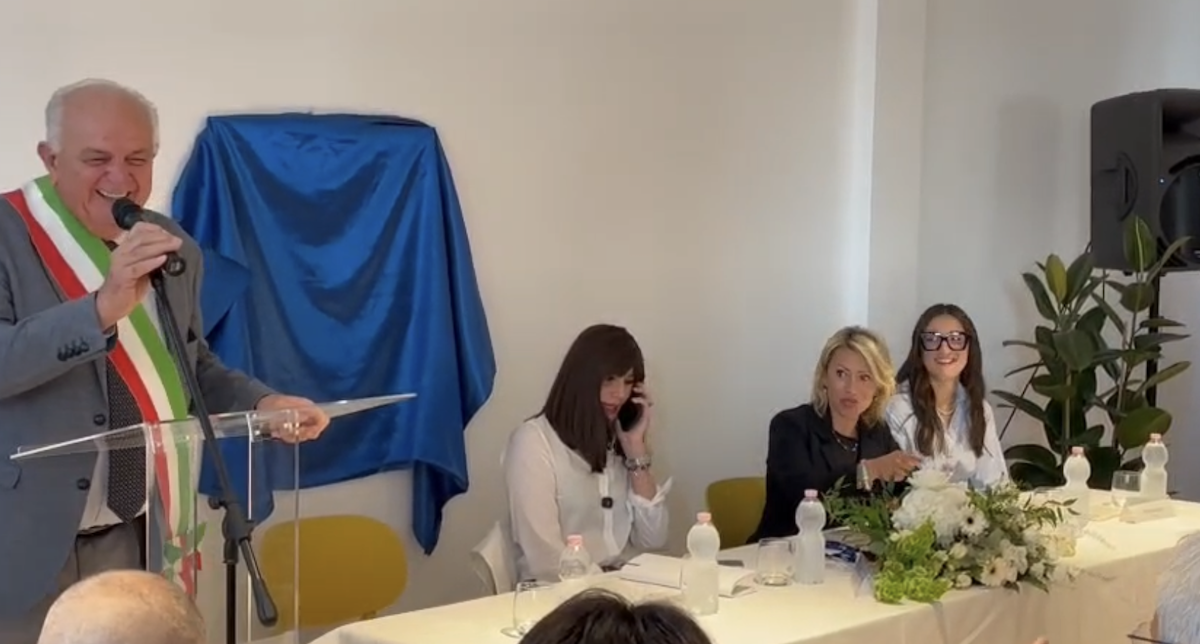https://static.open.online/wp-content/uploads/2026/09/ministra-bernini-sindaco-urbino.png