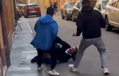 Il fermo immagine mostra il momento in cui Salim El Koudri è stato bloccato da Luca Signorelli (a terra) e altri uomini dopo essersi lanciato con la sua auto contro i passanti provocando vari feriti gravi a Modena.